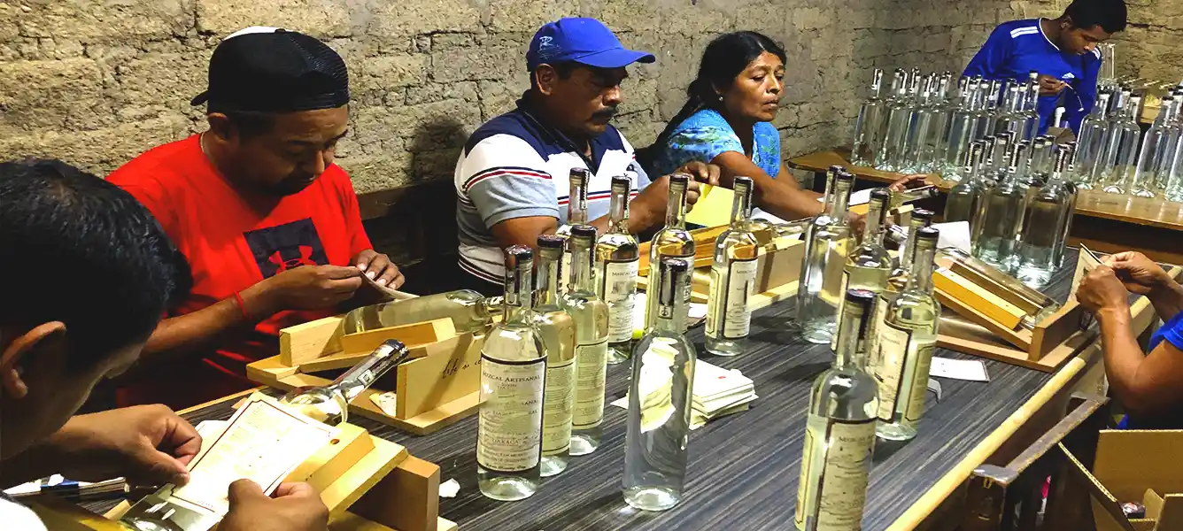 La elaboración de nuestro mezcal es un esfuerzo colectivo, donde familias enteras colaboran y que fortalecen la tradición mezcalera con pasión y compromiso comunitario.