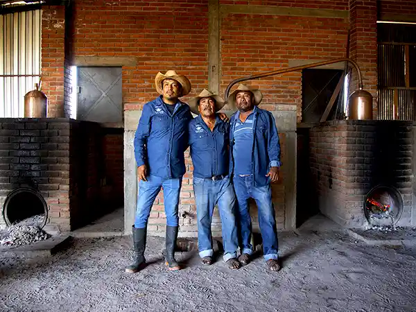 Conjunto de maestros mezcaleros de la destilería